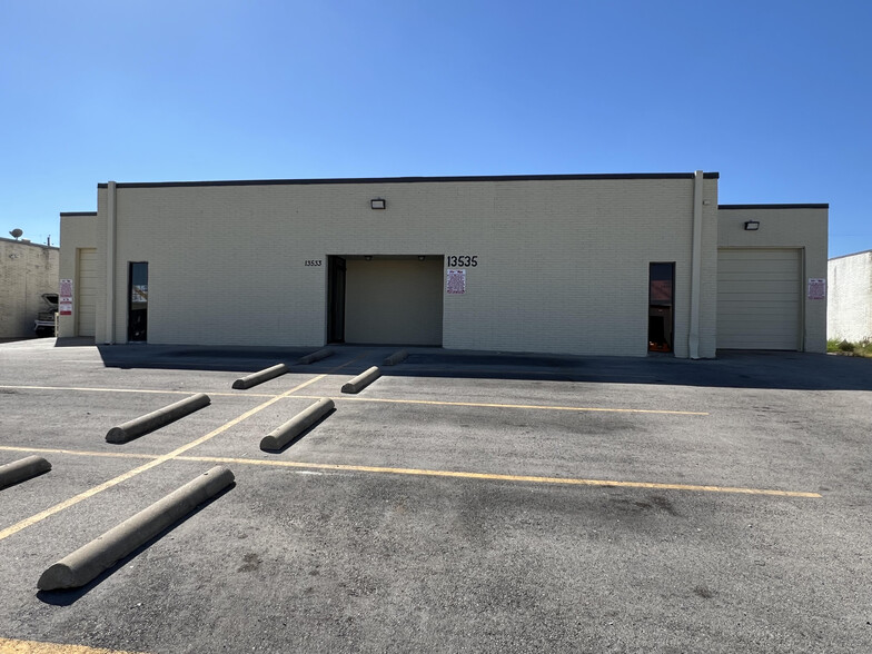 Primary Photo Of 13533-13535 Vargon St, Dallas Light Manufacturing For Lease