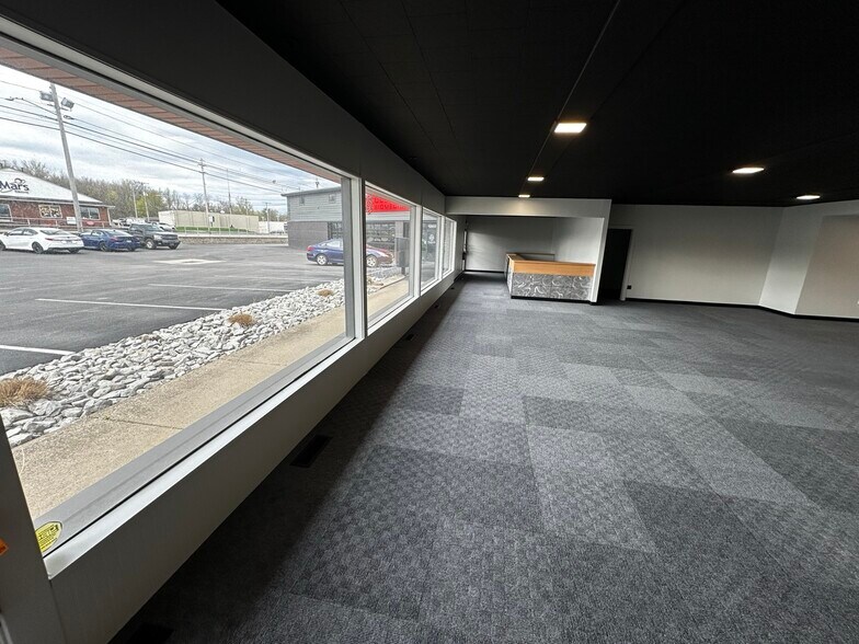 More Photos Of 38845 Mentor Ave, Willoughby Showroom For Lease