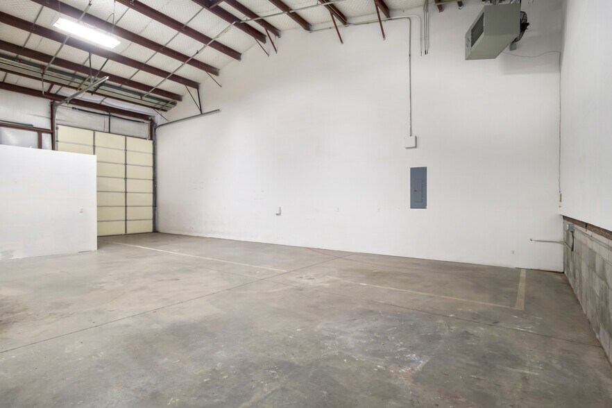 More Photos Of 20756 High Desert Ct, Bend Warehouse For Lease