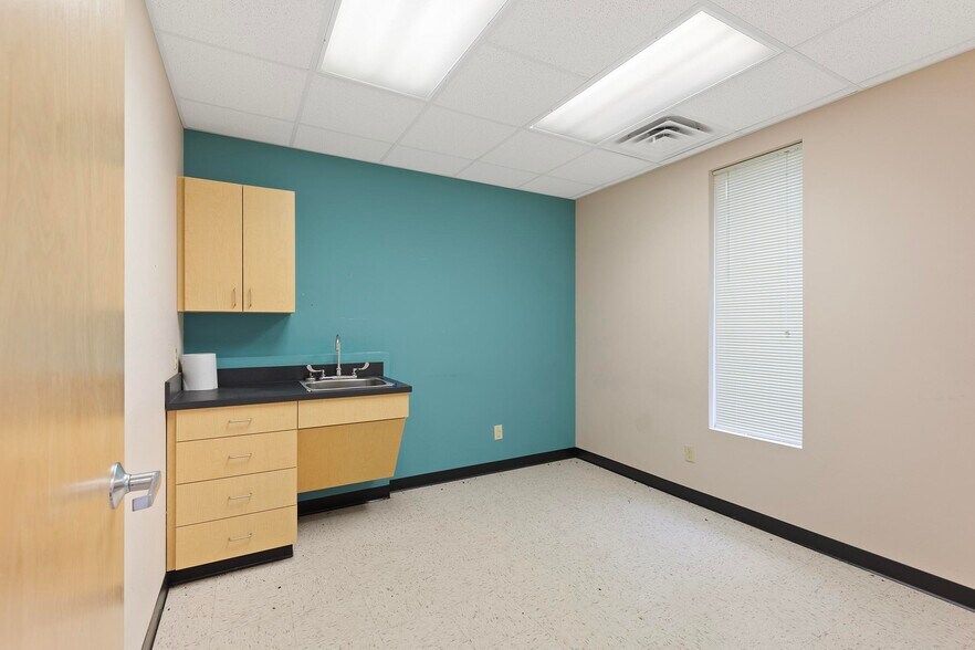 More Photos Of 327 E Airport Dr, Carthage Medical For Sale