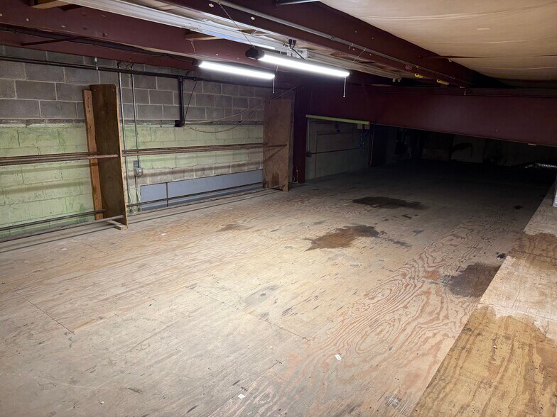 More Photos Of 327 Ashland Rd, Mansfield Showroom For Lease