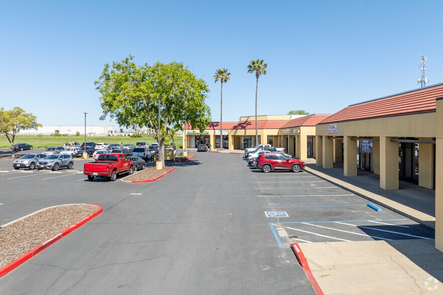 More Photos Of 8275-8299 Florin Rd, Sacramento Storefront For Lease