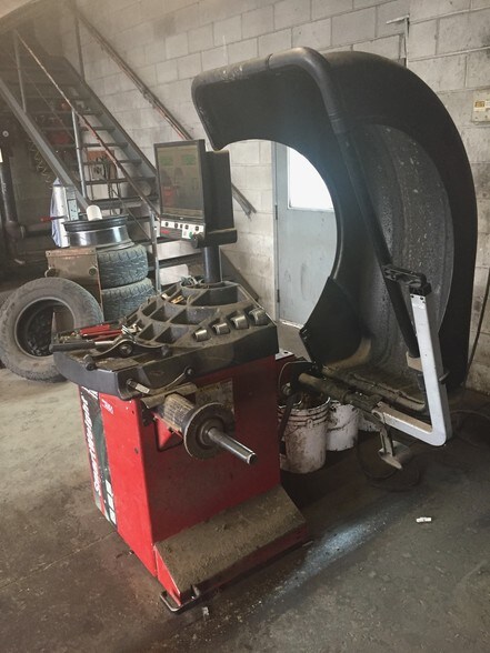 More Photos Of 1706 W Broadway Ave, Moses Lake Auto Repair For Sale