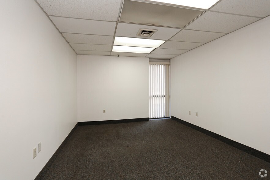 More Photos Of 101 Industrial Park Rd, Vernon Manufacturing For Lease