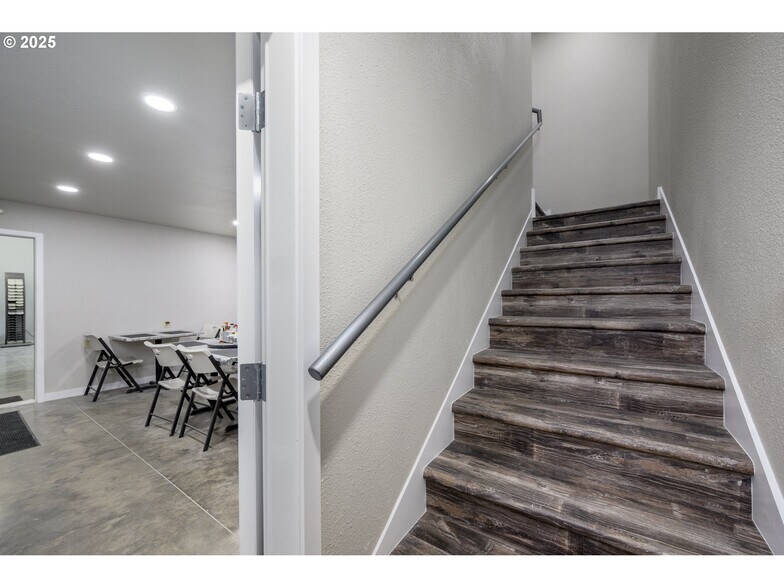 More Photos Of 161 Heritage Way, Roseburg Light Manufacturing For Sale