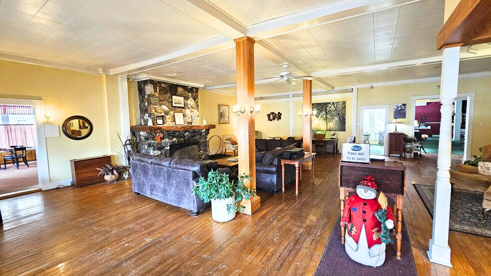 More Photos Of 40 Common St, Chester Hotel For Sale