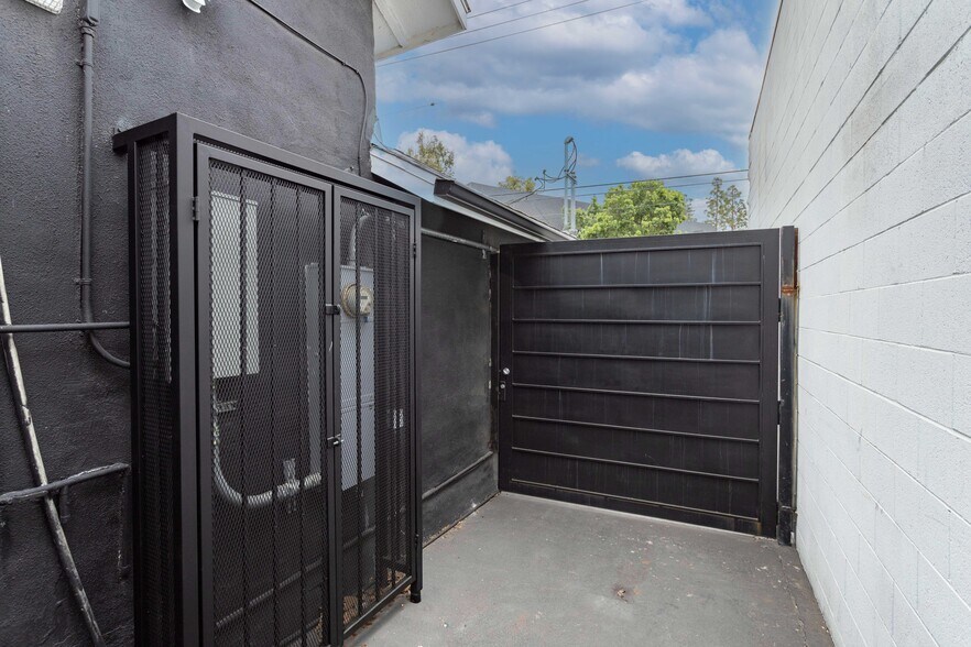 More Photos Of 6017 Melrose Ave, Los Angeles Storefront Retail Residential For Lease