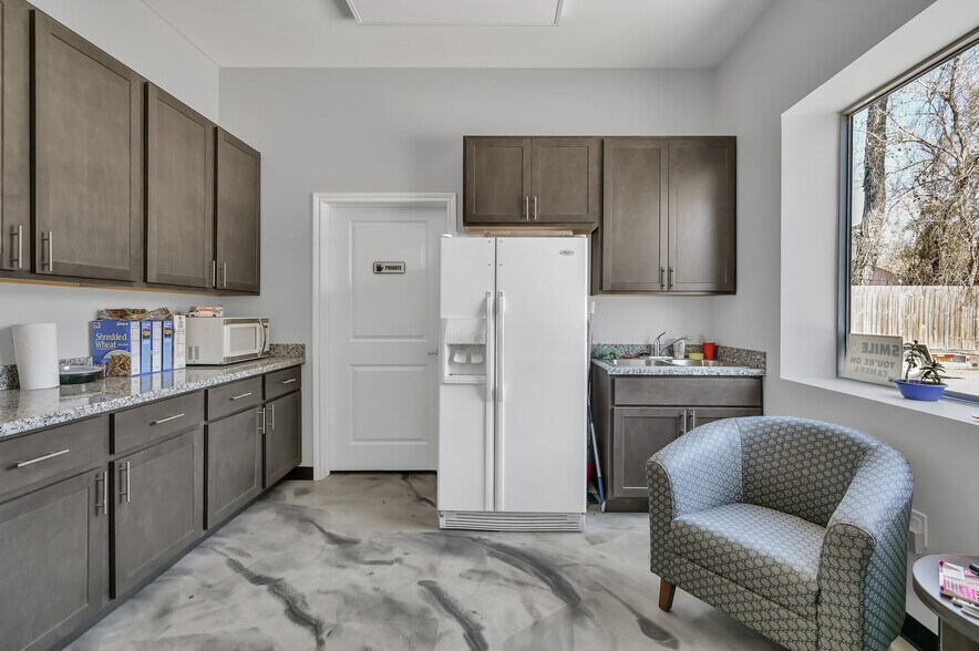 More Photos Of 1308 N Frazier St, Conroe Service For Sale