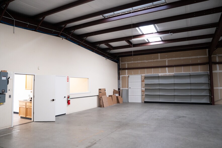 More Photos Of 1568 N Woodrow Ave, Fresno Warehouse For Lease