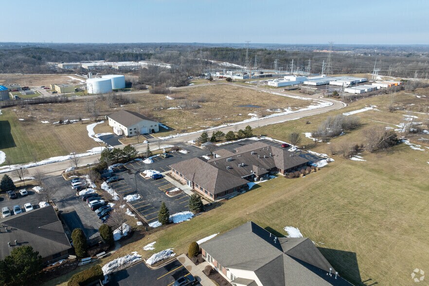 More Photos Of 385 Millennium Dr, Crystal Lake Office For Sale