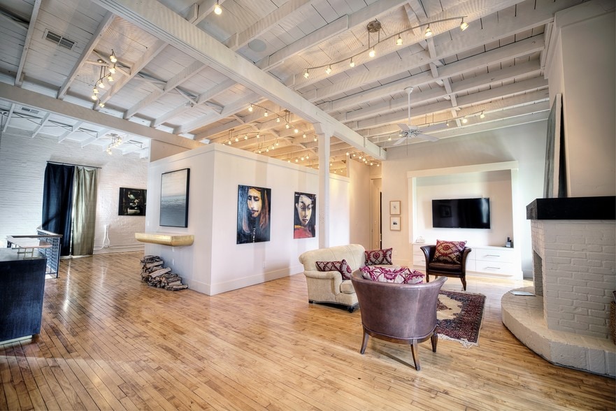 More Photos Of 2409 Commerce St, Houston Freestanding For Lease