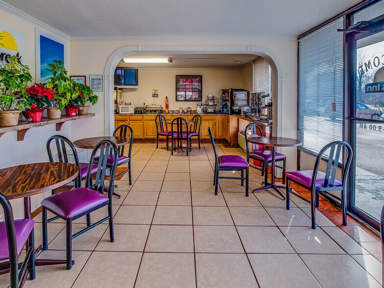 More Photos Of 800 University St, Martin Hotel For Sale