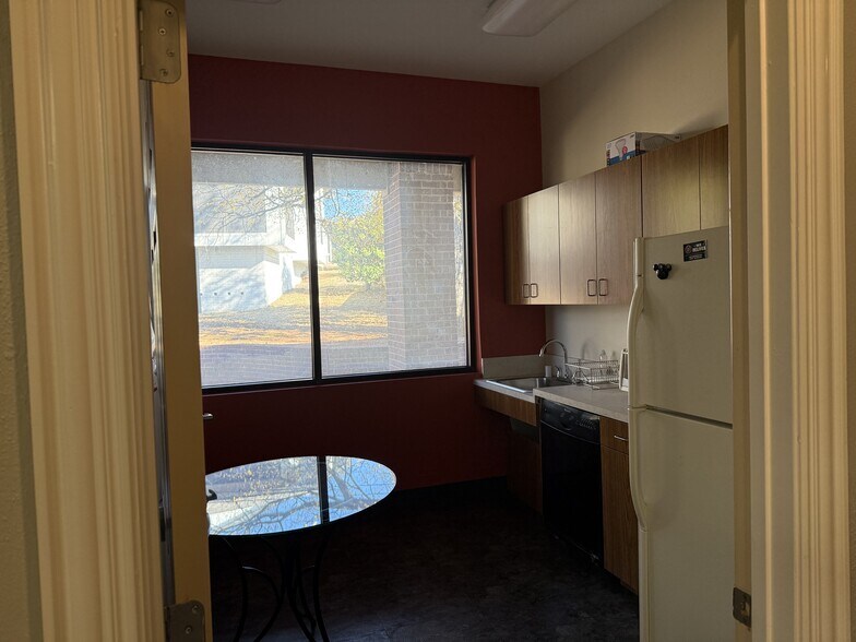 More Photos Of 1716 Chadwick Ct, Hurst Medical For Sale