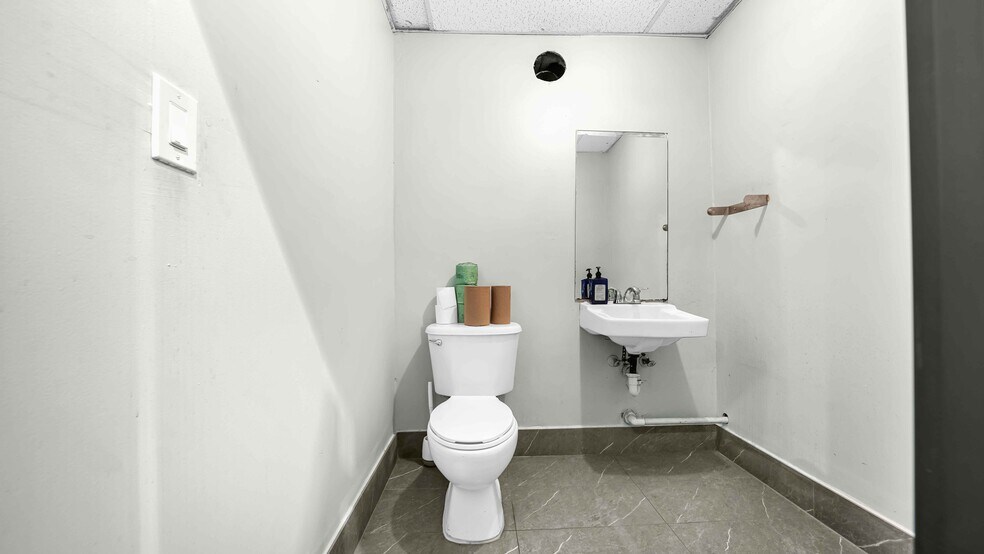 More Photos Of 7450 NW 41st St, Miami Manufacturing For Sale