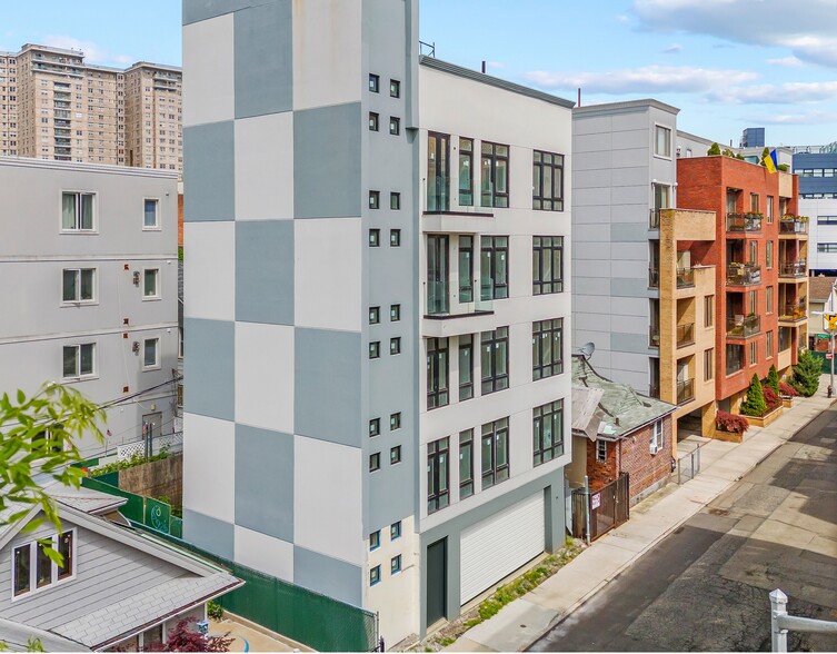 More Photos Of 31 Brighton 2nd Pl, Brooklyn Apartments For Sale