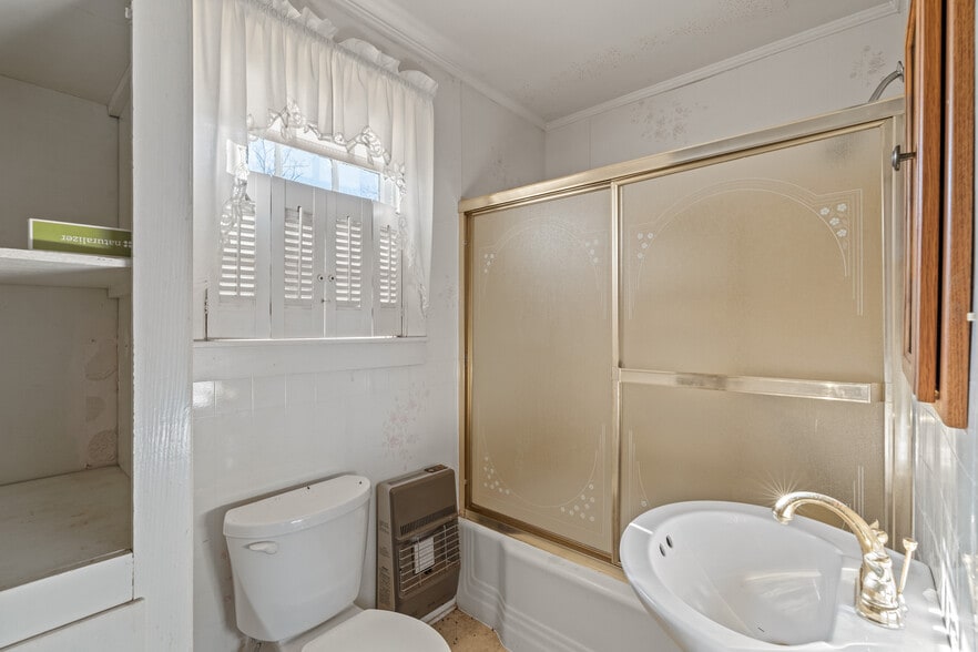 More Photos Of 902 Court St, Waynesboro Flex For Sale
