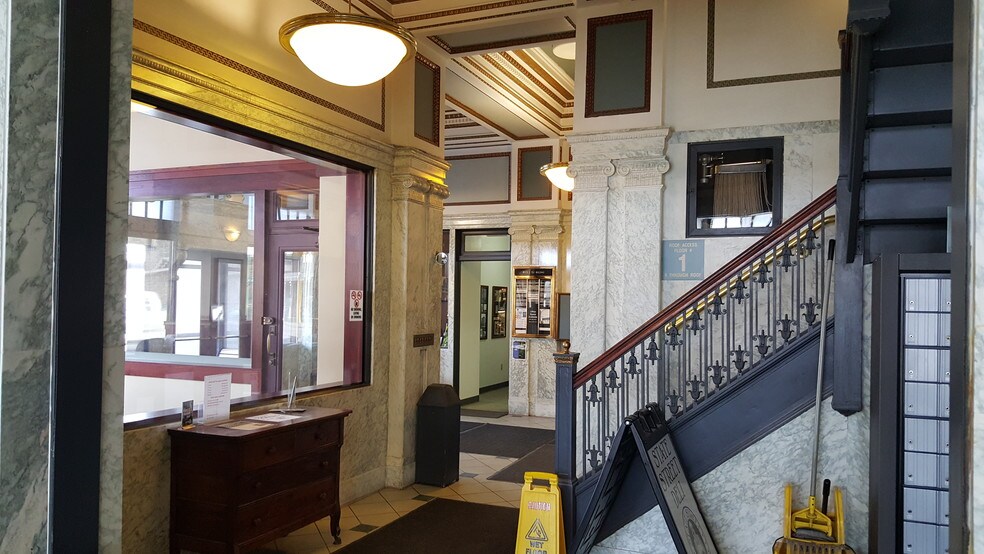 More Photos Of 103 E State St, Mason City Office For Lease
