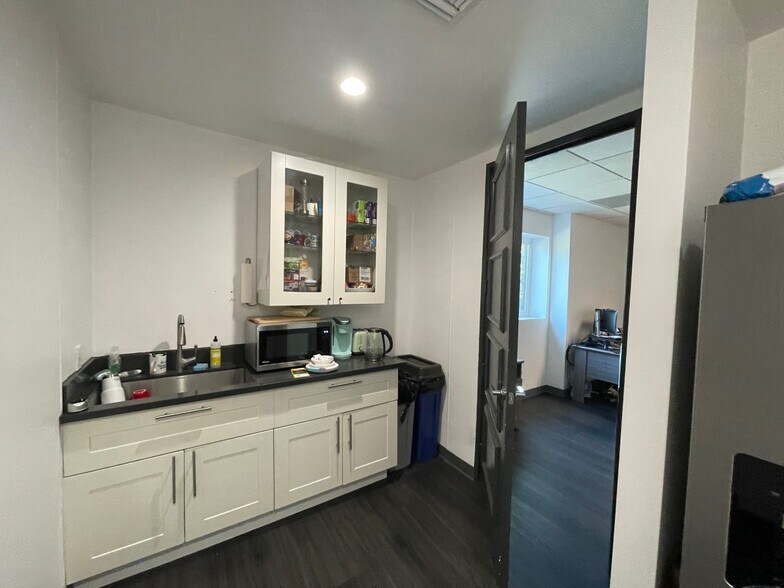 More Photos Of 20631 Ventura Blvd, Woodland Hills Office For Lease