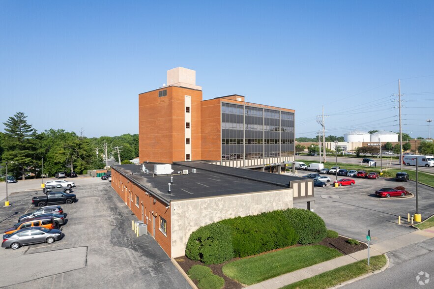 More Photos Of 50 Crestwood Executive Ctr, Saint Louis Office For Lease
