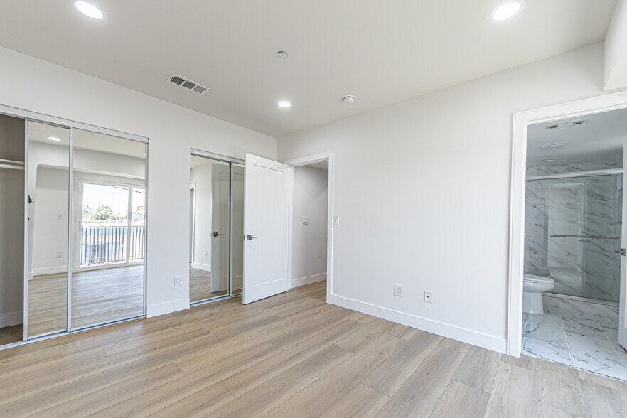 More Photos Of 5436 Romaine St, Los Angeles Apartments For Sale