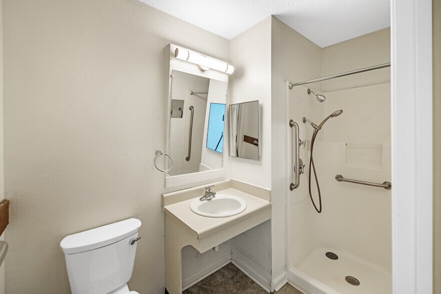 More Photos Of 408 SE 7th St, Oak Grove Apartments For Sale