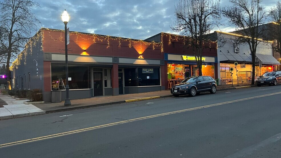 More Photos Of 155-167 Main St W, Monmouth Storefront For Lease