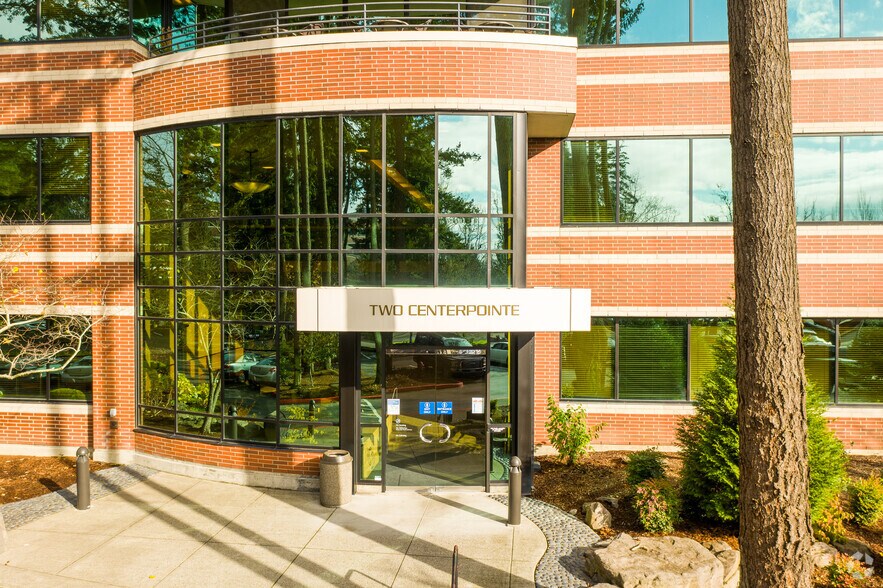 More Photos Of 2 Centerpointe Dr, Lake Oswego Office For Lease
