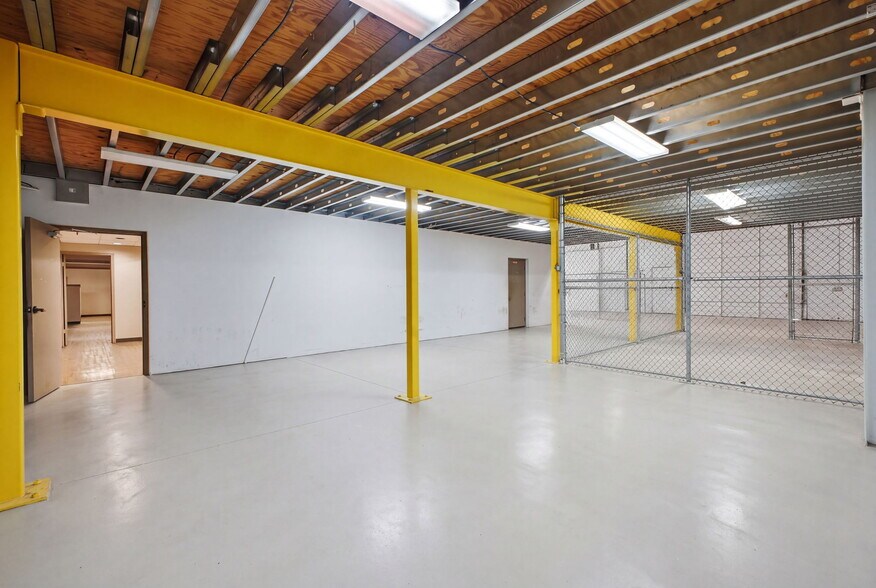 More Photos Of 2110 Mannix Dr, San Antonio Light Distribution For Sale