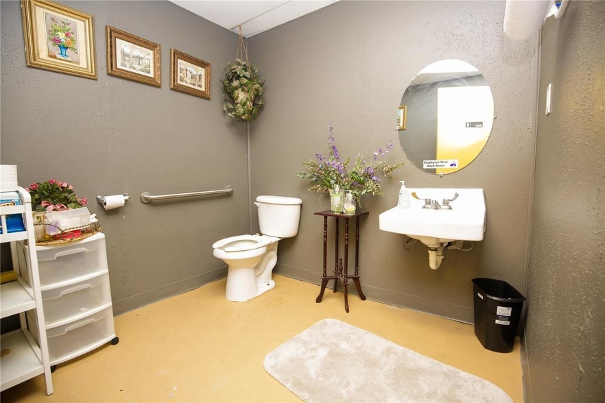 More Photos Of 2600 N Florissant Ave, Saint Louis Flex For Sale