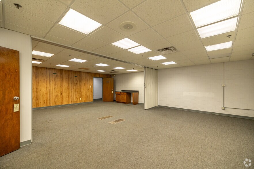 More Photos Of 200 E Avenue G, Rochelle Manufacturing For Sale