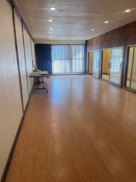 More Photos Of 19709 Ventura Blvd, Woodland Hills Office For Sale