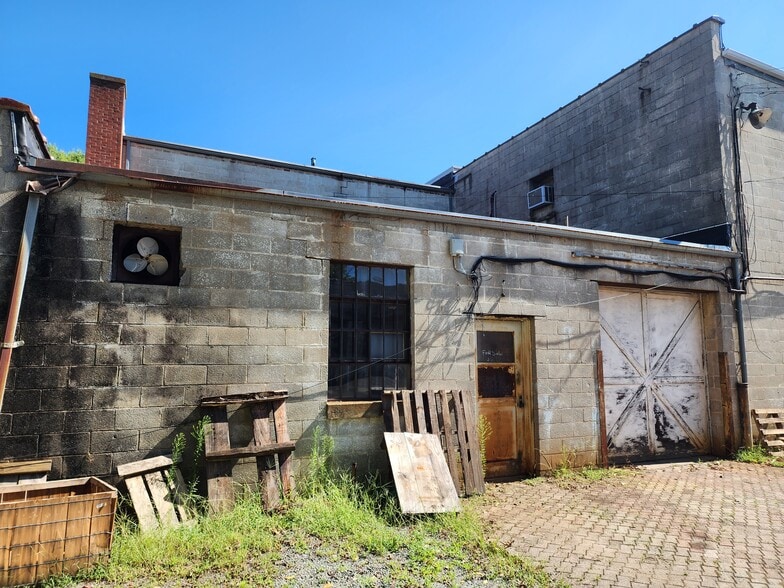 More Photos Of 414 Brookstown Ave, Winston-Salem Warehouse For Sale