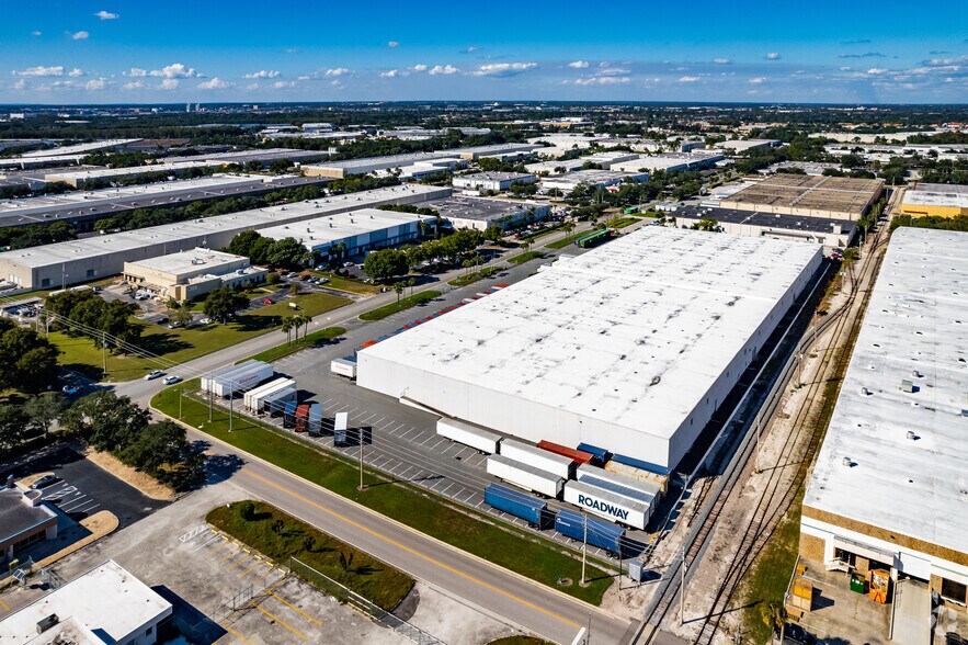 More Photos Of 7575 Chancellor Dr, Orlando Distribution For Lease