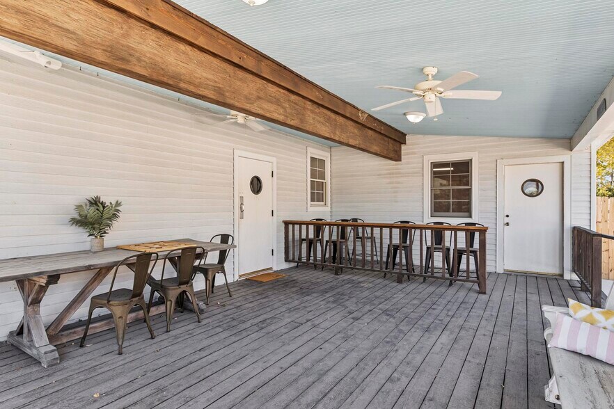 More Photos Of 109 E B St, Cedar Creek Freestanding For Sale