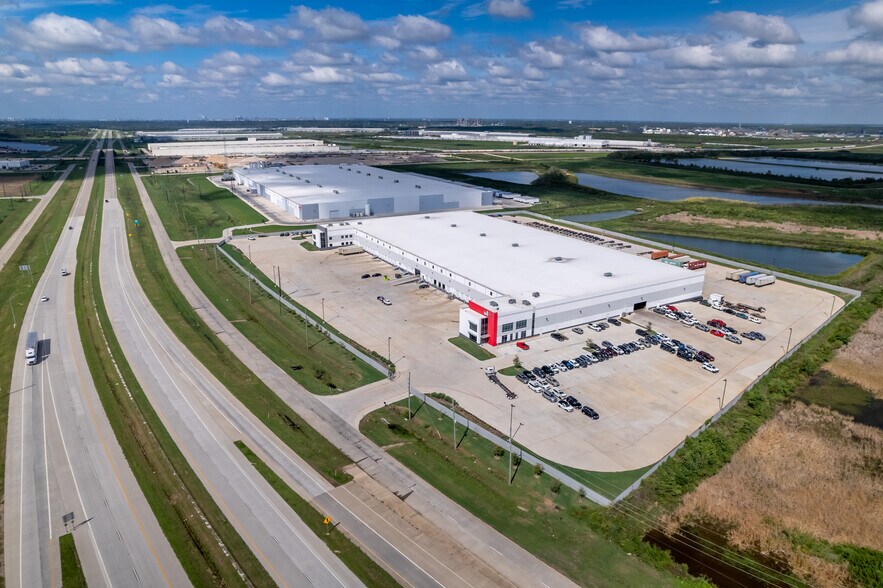 More Photos Of 6101 Grand Pky S, Baytown Distribution For Lease