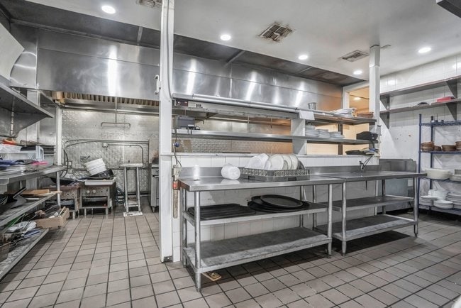 More Photos Of 7653 International Dr, Orlando Freestanding For Lease