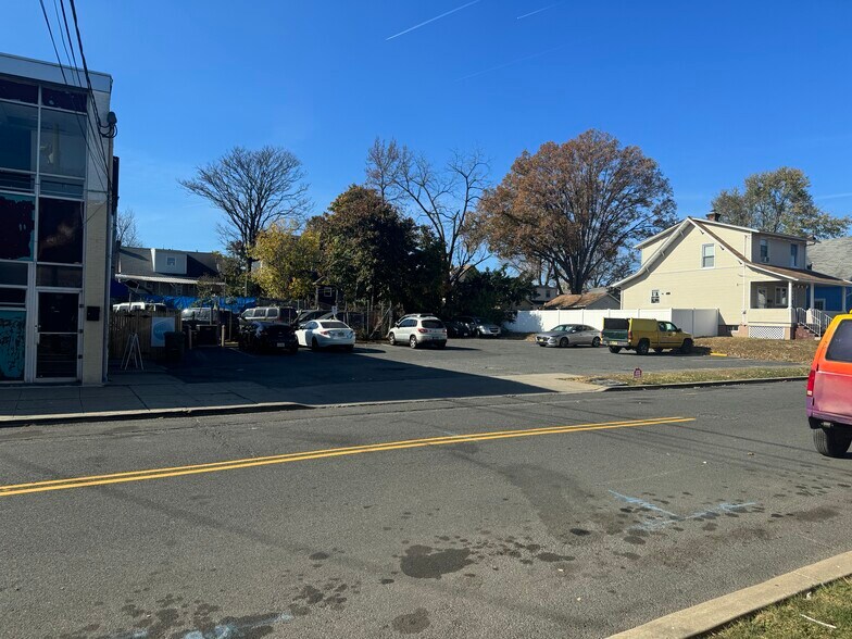 More Photos Of 635 Saint George Ave, Roselle Freestanding For Lease