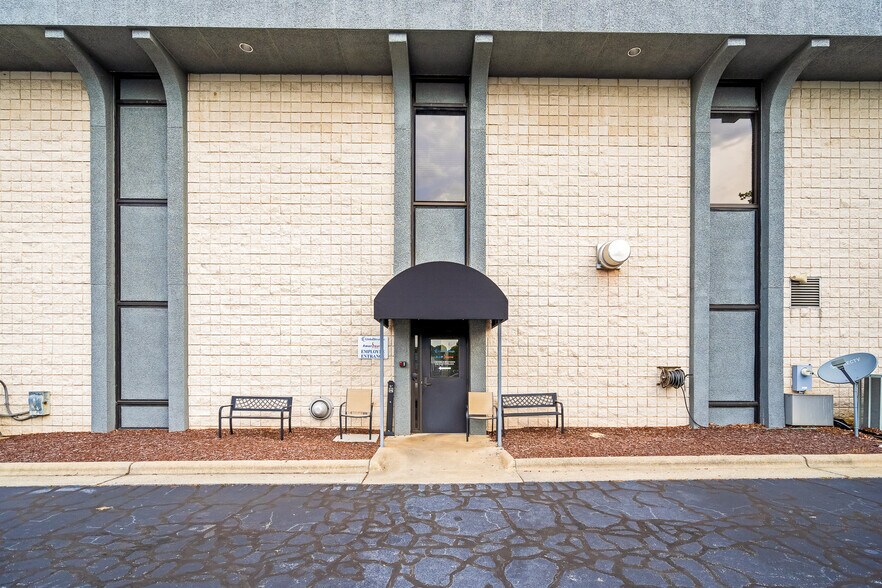 More Photos Of 508 S Lexington Ave, Burlington Office For Sale