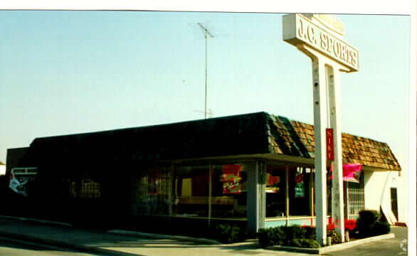 More Photos Of 5530 Lincoln Ave, Cypress Freestanding For Lease