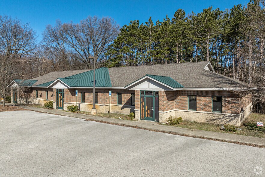 More Photos Of 957 Brookhaven Ct, Muskegon Office For Sale