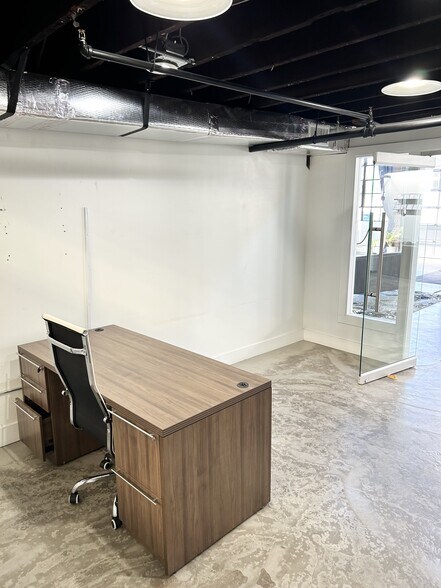 More Photos Of 205 Roberts St, Houston Flex For Lease