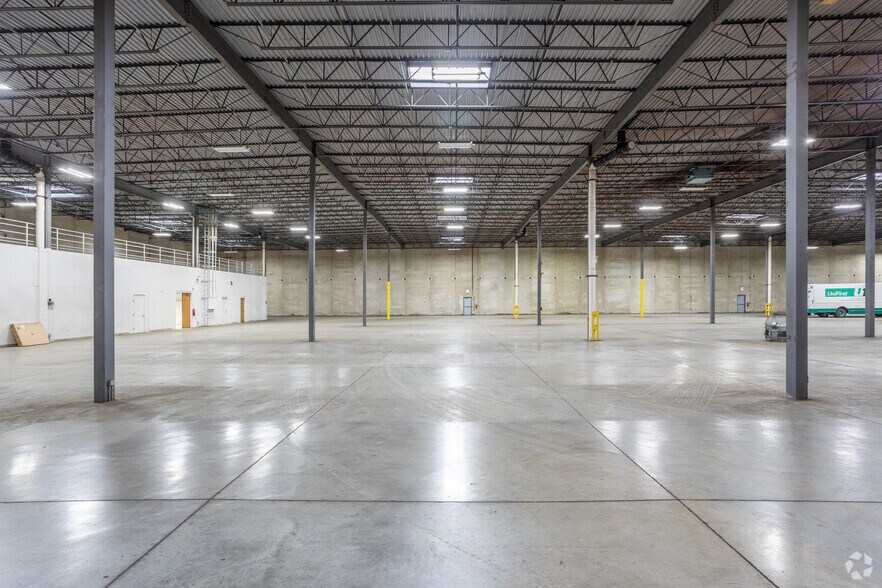 More Photos Of 2401 SE Creekview Dr, Ankeny Distribution For Lease
