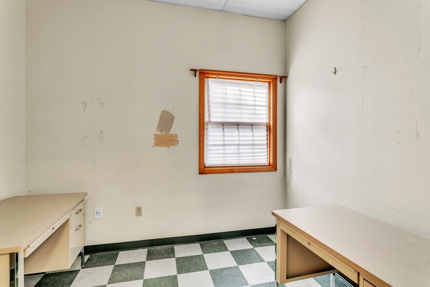 More Photos Of 1361 Memorial Dr, Chicopee Veterinarian Kennel For Lease