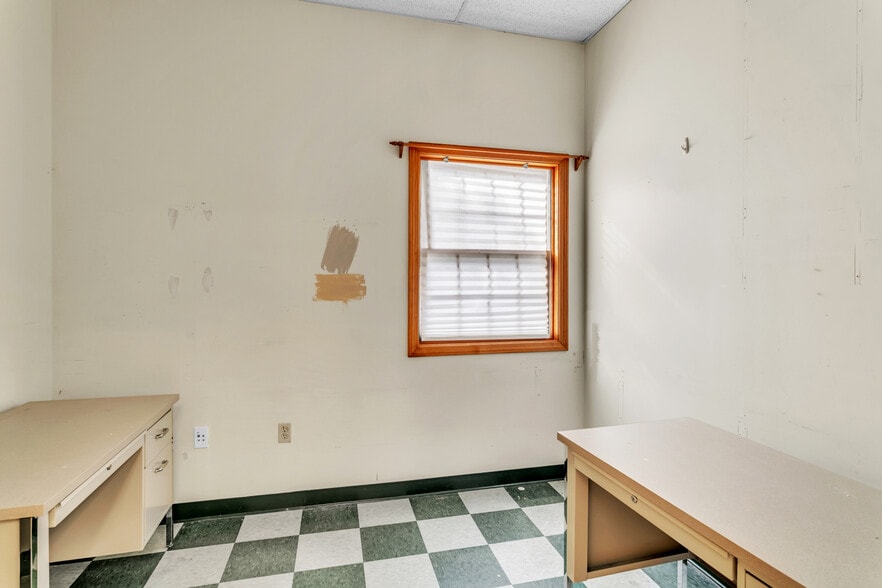 More Photos Of 1361 Memorial Dr, Chicopee Veterinarian Kennel For Sale