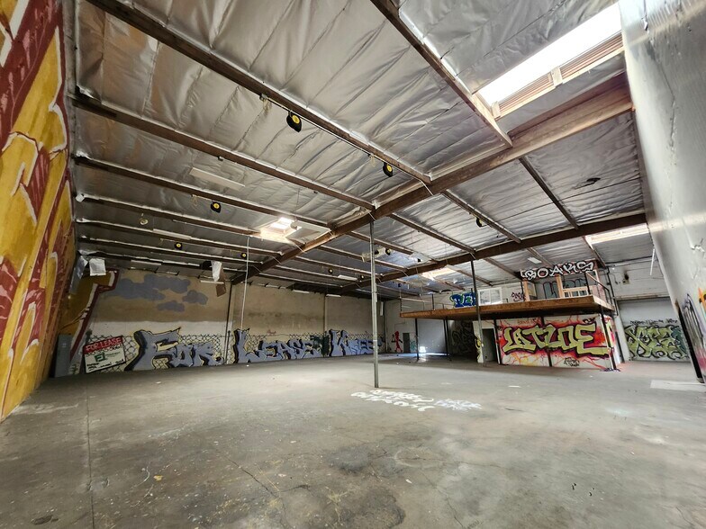 More Photos Of 13501 S Main St, Los Angeles Warehouse For Lease