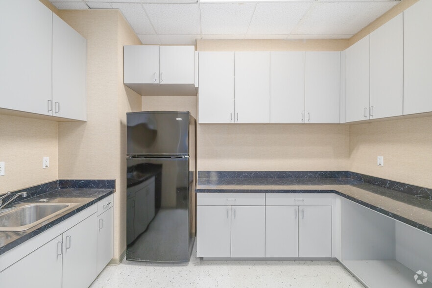 More Photos Of 1100 Main St, Woodland Medical For Lease