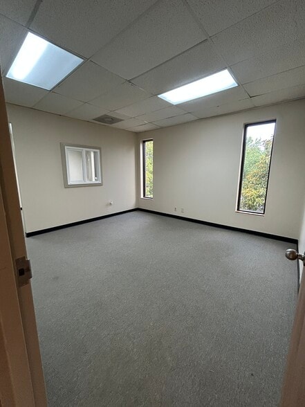 More Photos Of 989 Knox Abbott Dr, Cayce Office For Sale