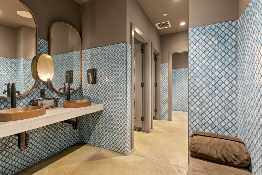 More Photos Of 327 Commercial St, Portland Hotel For Lease