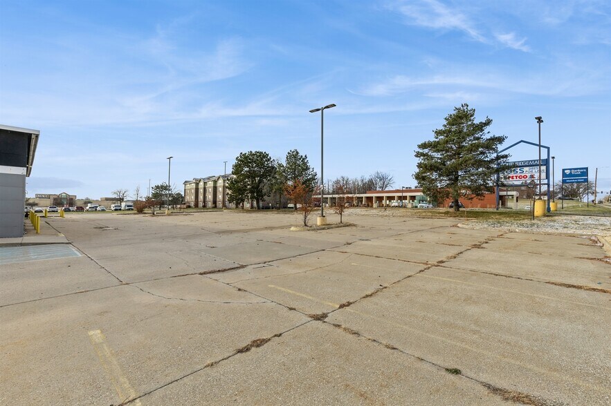 More Photos Of 1101 E Army Post Rd, Des Moines Freestanding For Sale