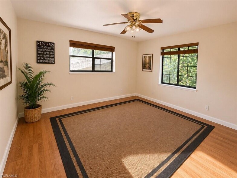 More Photos Of 1825 Washburn Ave, Naples Showroom For Lease